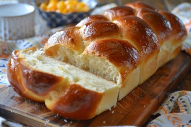 Image d'illustration. Brioche dorée et moelleuse sur planche à découper