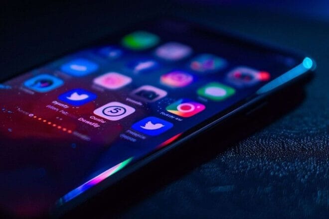 Image d'illustration. Gros plan d un écran de smartphone rempli d'applications.