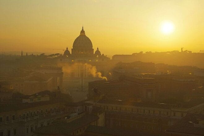 Image d'illustration. Panoramique de la basilique Saint Pierre au coucher du soleil