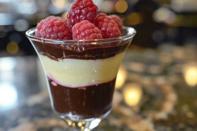 Image d'illustration. Dessert deux chocolats et framboises.