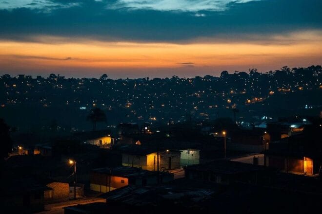 Image d'illustration. Vue de coucher de soleil sur des maisons illuminées