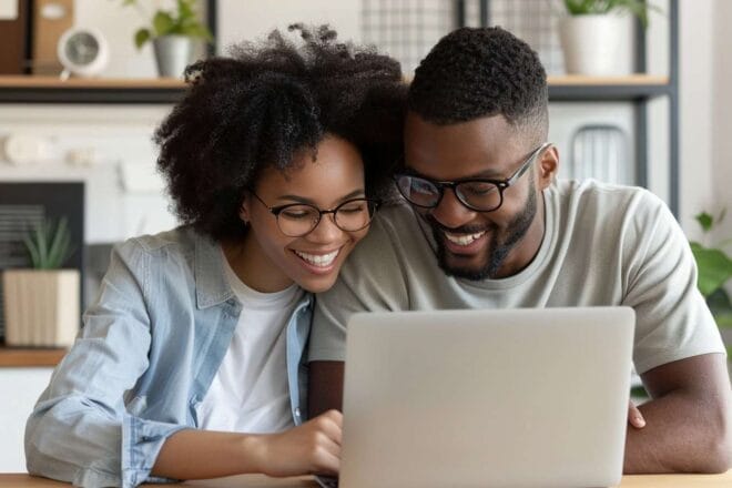 Image d'illustration. un couple consulte les annonces immobilières en ligne