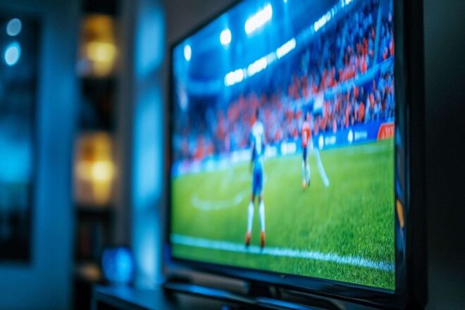 Image d'illustration. Gros plan sur un match de football passionnant à la télévision