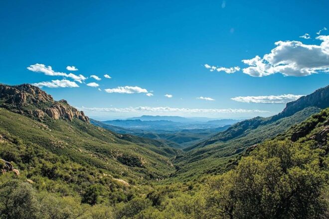 Image d'illustration. Vue panoramique époustouflante des montagnes sous un ciel clair