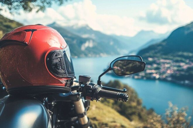 Image d'illustration. Casque reposant sur une moto avec un paysage magnifique