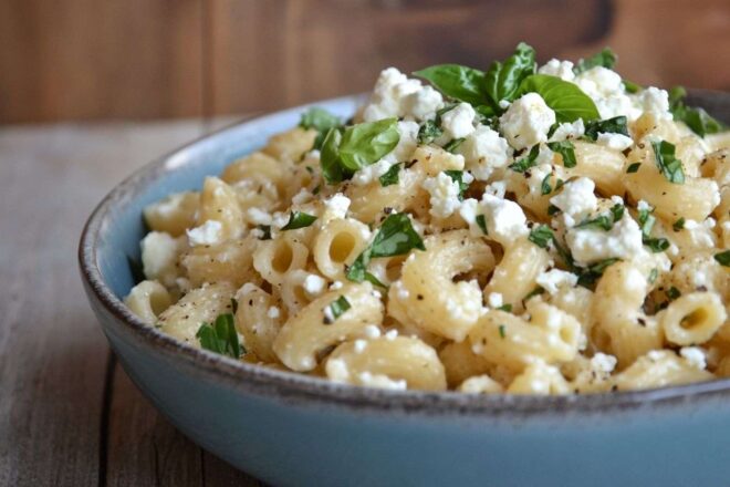 Image d'illustration. Salade de pâtes avec feta et basilic frais