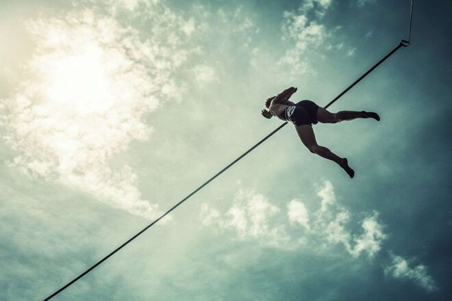 Image d'illustration. Saut à la perche dynamique