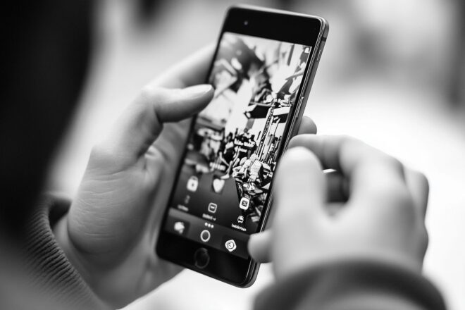 Un gros plan d’un écran de smartphone noir et blanc affichant une interface d'application éclatante et colorée.