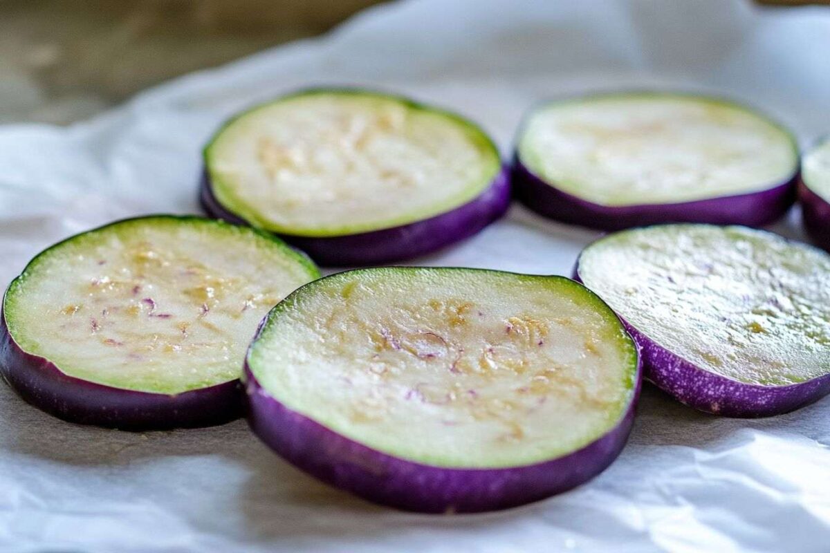 Papier absorbant et tranches d aubergine fraîche