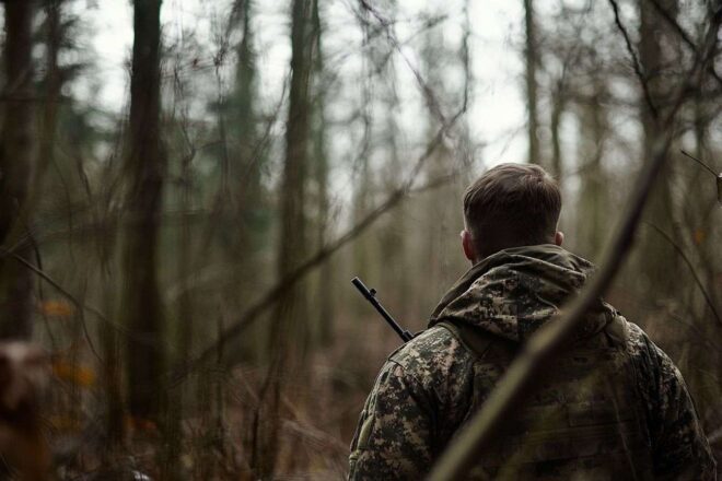 Chasseur en forêt dense