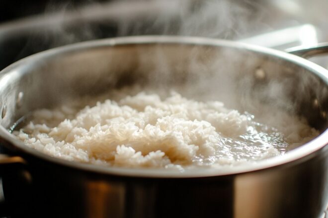 Gros plan du pot de riz en ébullition