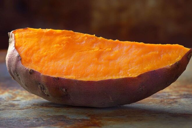 Gros plan sur une patate douce coupée en deux