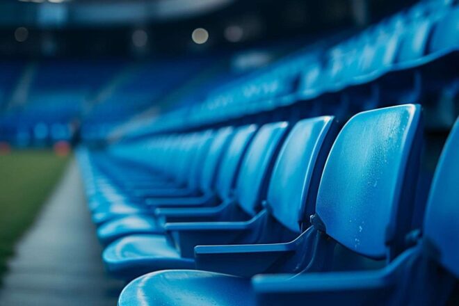 Scène de stade déserté après un incident