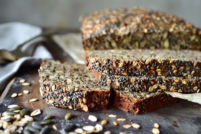 Gros plan de pain aux graines sans gluten tranché