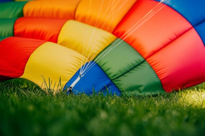 Parachute coloré sur l herbe