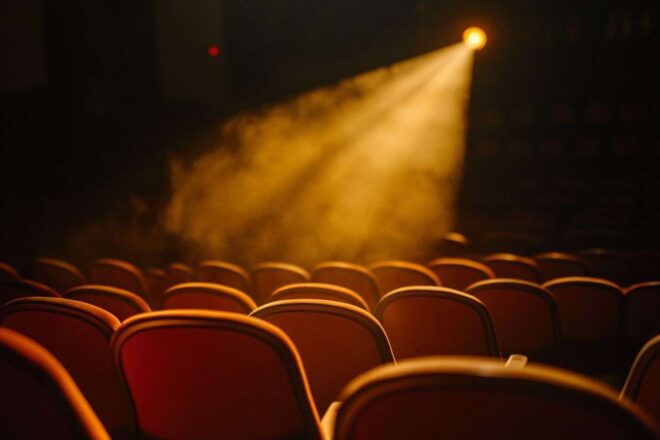 Projecteur solitaire sur public vide