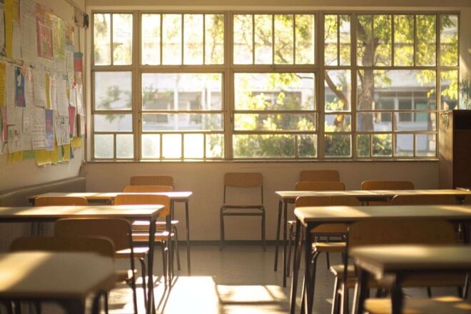 Salle de classe vide éclairée