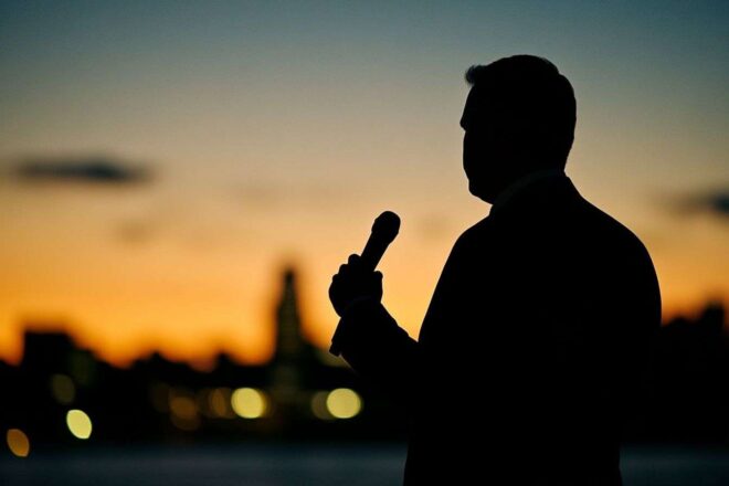 Silhouette d un journaliste en quête de vérité
