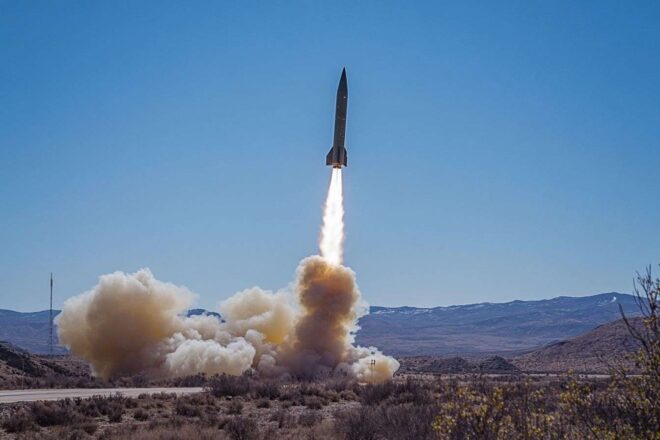 Vue aérienne du missile en vol d essai