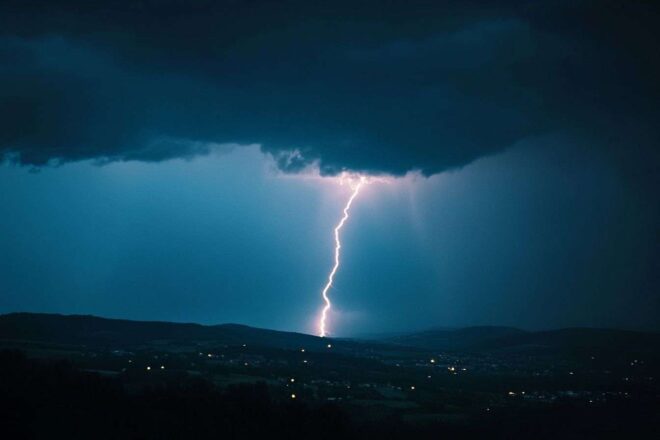 Éclair frappant une colline lointaine
