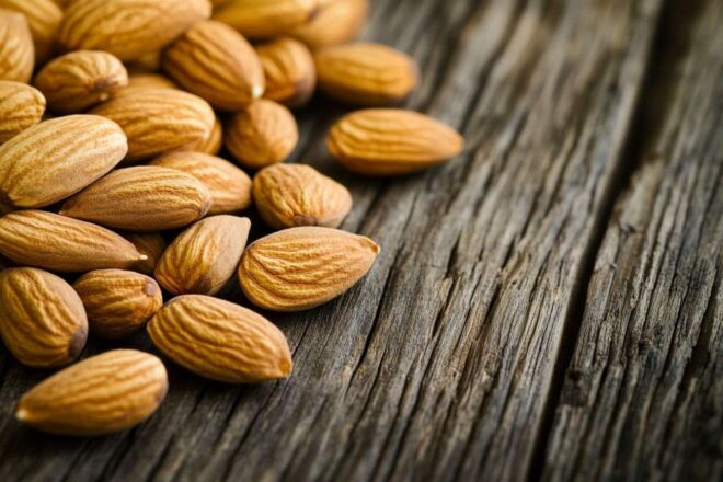 Gros plan d amandes crues