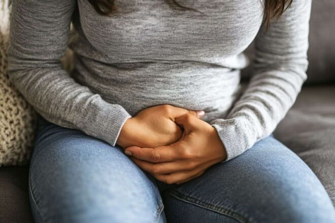 Gros plan sur une personne tenant son ventre