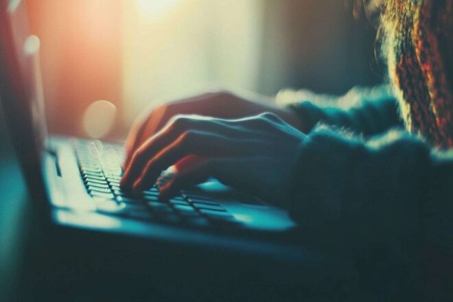 Portrait de mains en train de taper sur un clavier