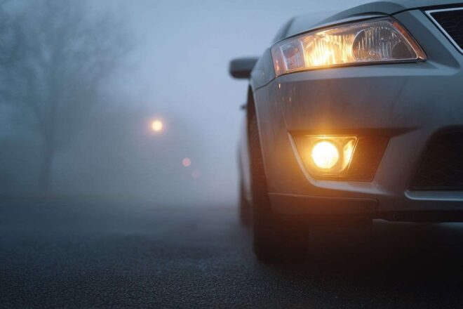 Détail avant de voiture moderne avec feux de brouillard allumés