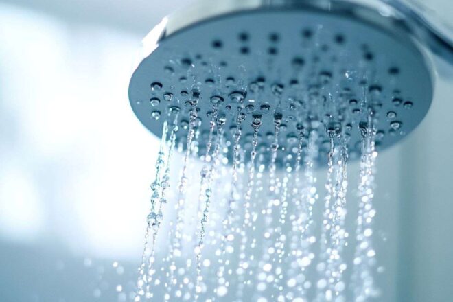 Gouttelettes d eau sur une pomme de douche moderne