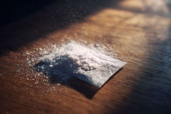 Gros plan d un petit sachet de poudre blanche