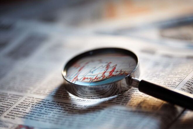 Image conceptuelle d une loupe sur un rapport financier
