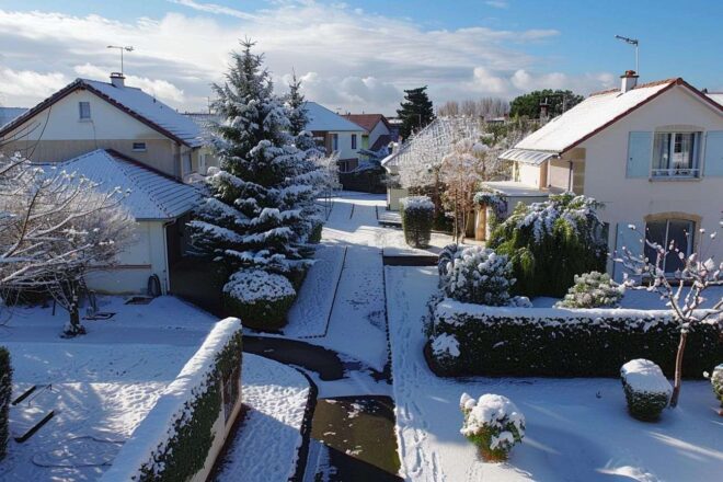 Jardin enneigé en banlieue française
