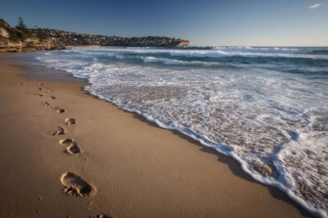 Plage de sydney avec empreintes