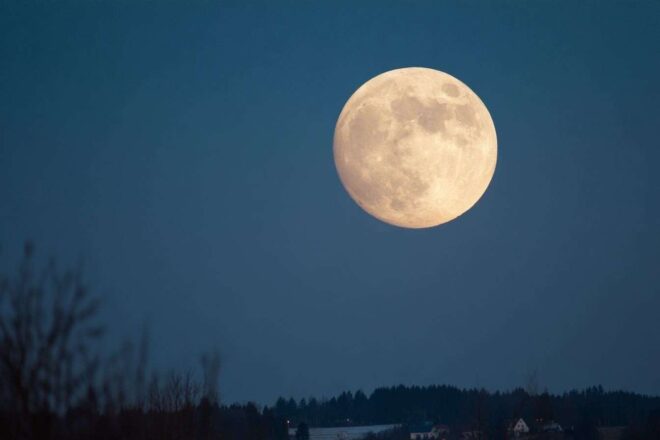 Pleine lune éclatante sur un paysage rural paisible