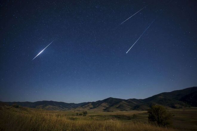 Pluie de météores des géminides dans un ciel nocturne clair