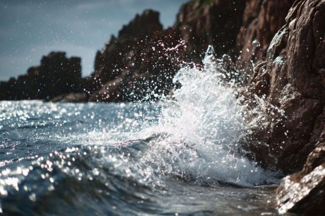 Puissance des vagues sur la côte rocheuse française