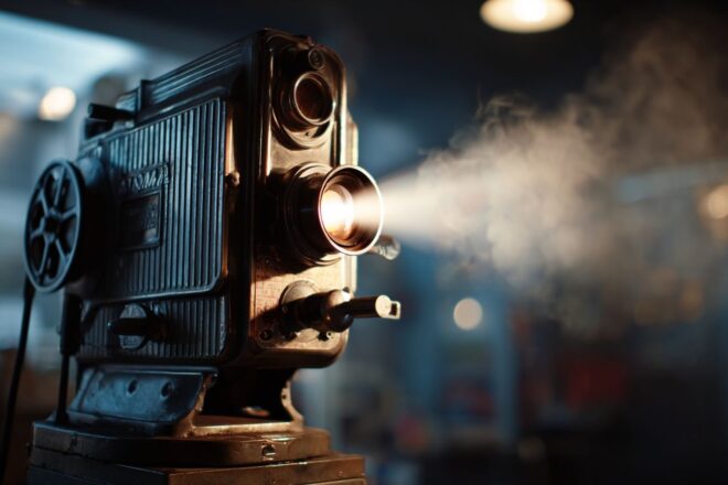 Rétroprojecteur cinématographique créant une atmosphère nostalgique
