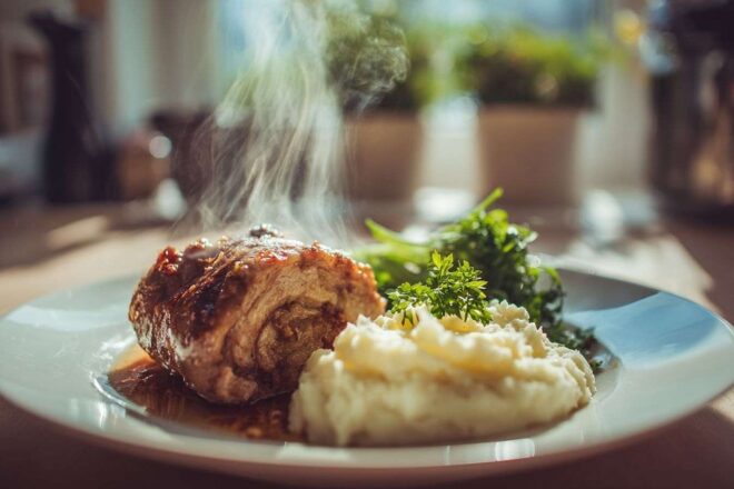 Roulade de veau fumante avec purée et légumes verts