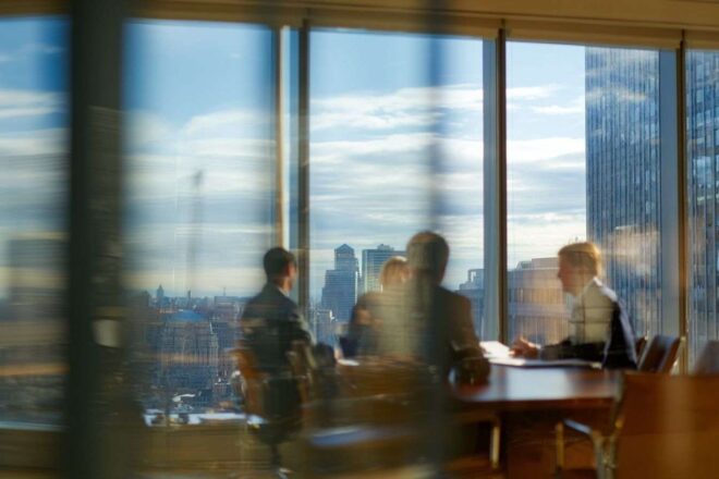 Salle de réunion dynamique avec vue sur la ville