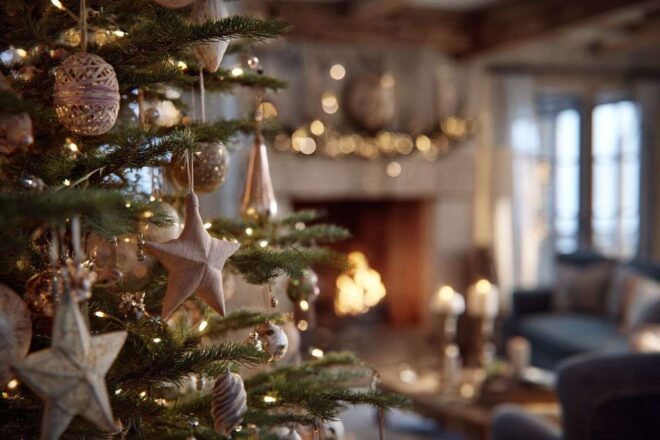 Salon chaleureux avec arbre de noël