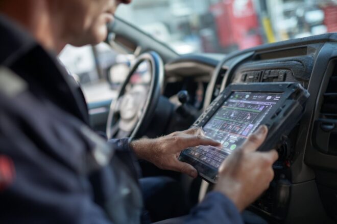 Technicien utilisant équipement de diagnostic sur véhicule