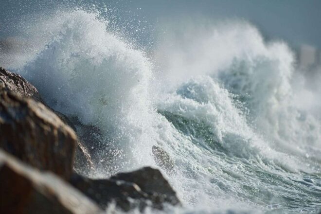 Vagues frappant des falaises rocheuses