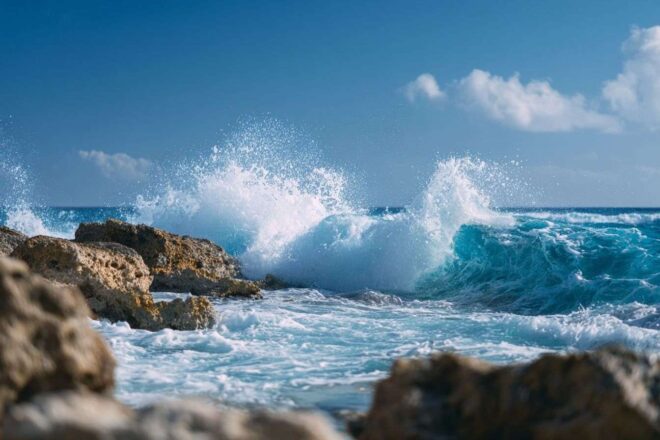 Vagues frappant des falaises rocheuses
