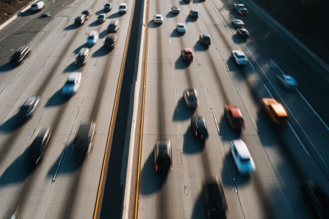 Vue aérienne d une autoroute animée sous ciel bleu