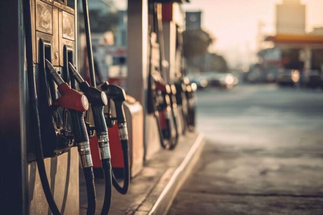 Vue large de pompes à essence dans une station service urbaine