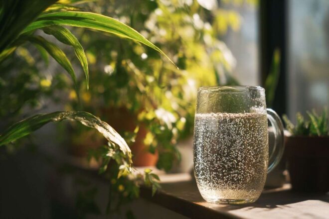 Eau filtrée scintillante dans un récipient transparent