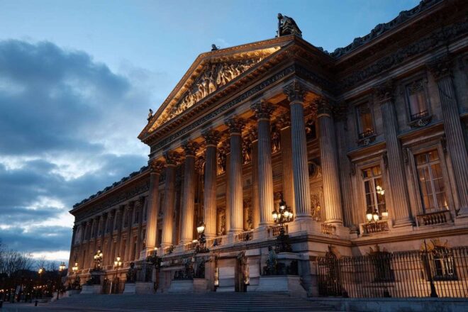 Façade de l assemblée nationale au crépuscule