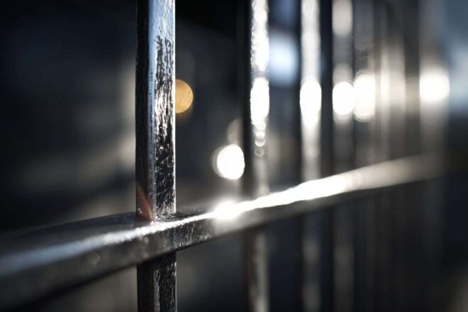 Gros plan de barres métalliques froides réfléchissant la lumière