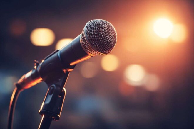 Microphone en gros plan sur scène