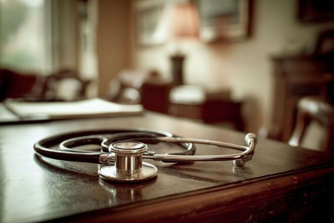 Stéthoscope sur bureau vide